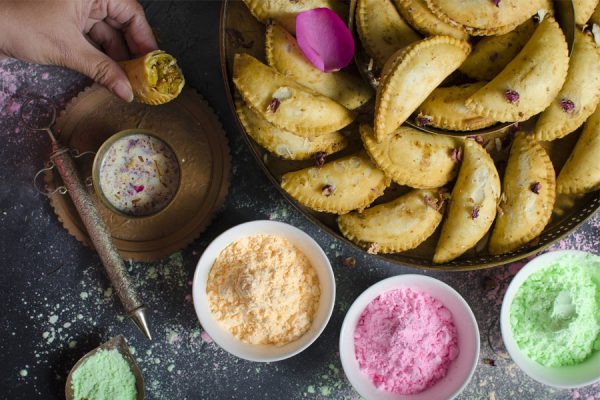 स्वाद से भरपूर केसर काजू गुझिया