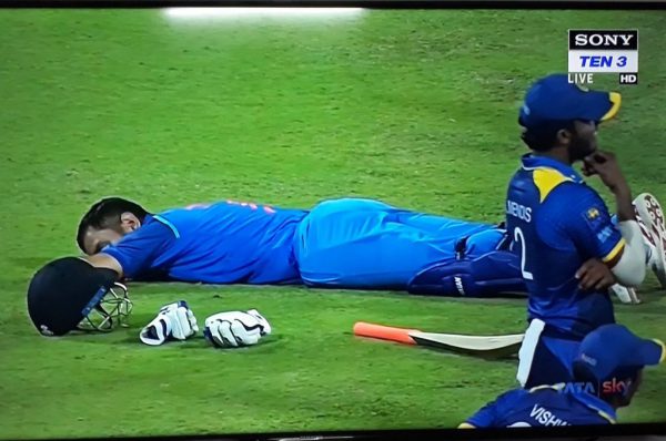 देखें कैसे मैच के दौरान बीच मैदान में ही सो गए धोनी