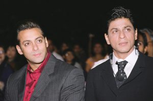 दिलों का तो नहीं पता पर बौलीवुड के इन सुपरस्टार्स के घरों में है बहुत कम फासला