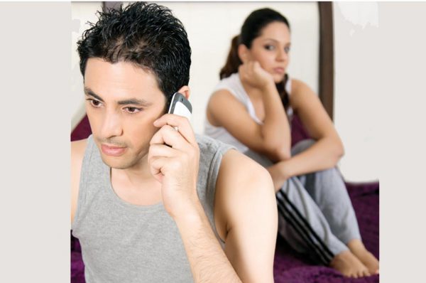 मेरे पति का औफिस की एक लड़की से अफेयर चल रहा है, मैं क्या करूं?