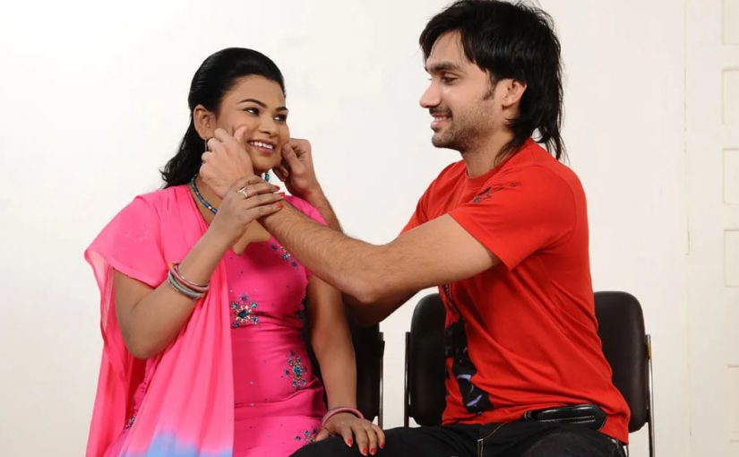 मेरी पत्नी मेरे छोटे भाई में ज्यादा ही रुचि लेने लगी है, मुझे क्या करना चाहिए?