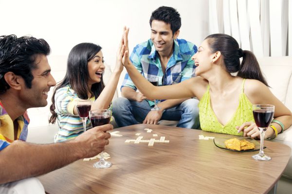 मेरी दोस्त की बहन की संगत गलत लड़कों के साथ है, क्या करूं?