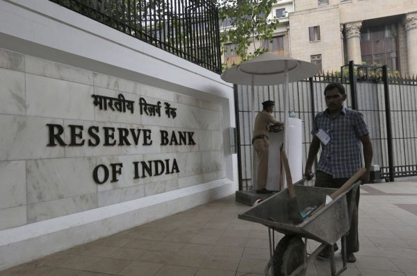 आधार अपडेट के लियें बैंक जाने का समय नहीं, तो अपनायें ये तरीका