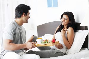 घर संभालता प्यारा पति दे रहा है समाज की संकुचित सोच को चुनौती