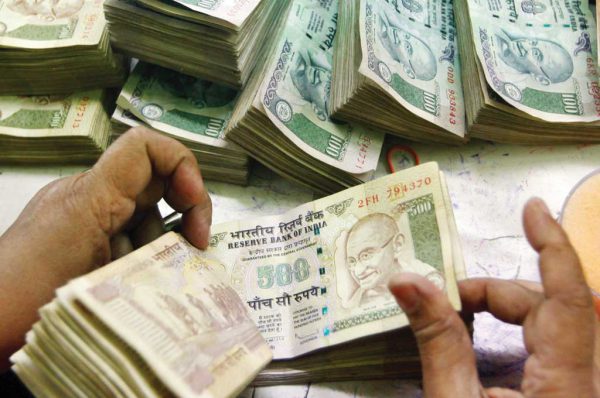 बढ़ते अमीर, घटते ग़रीब