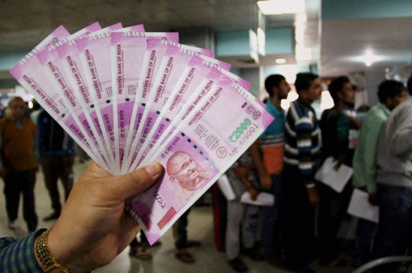 अगले तीन महीने बैंक में नही मिलेंगे 2000 के नोट, आरबीआई ने दिया निर्देश