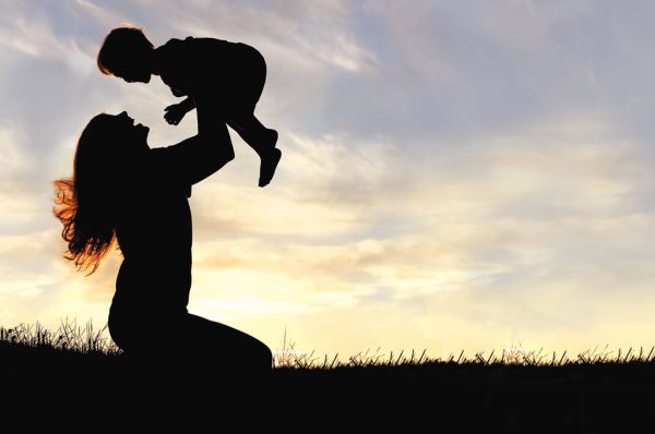निसंतान दंपती बच्चे को कैसे लें गोद, समझें क्या है इसकी कानूनी प्रक्रिया
