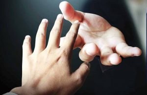 जिएं दूसरों की खातिर भी, क्योंकि दूसरे की मदद करने में क्या हर्ज है