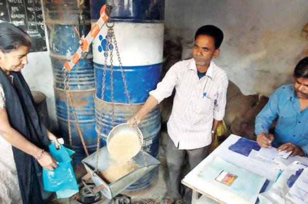 गरीब के लिए हर जगह सस्ते गल्ले की दुकान