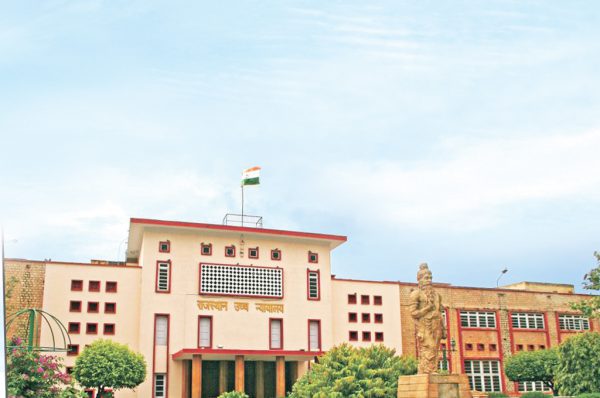 राजस्थान हाईकोर्ट में मनु की मूर्ति, इंसाफ के दरवाजे पर निशाना