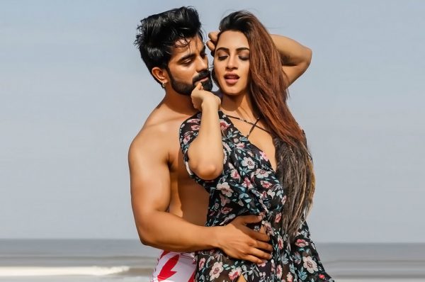 म्यूजिक वीडियो ‘‘नखरे’’ में अर्शी खान का बिकनी अवतार