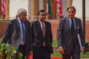 आखिर कौन जीतेगा टाटा और रिलायंस ग्रुप के बीच चल रही बादशाहत की जंग