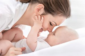 इसलिए अटूट होता है एक मां और बच्चे का संबंध