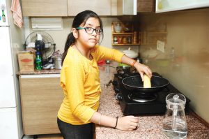 बड़े काम के हैं बच्चों को कुकिंग सिखाने के ये 5 फायदे