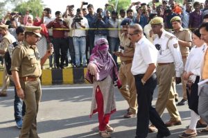 अभिव्यक्ति पर चाबुक