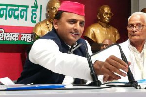 politics akhilesh yadav oppose u.p. governer at teachers event