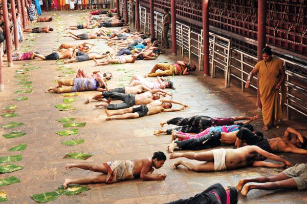 पोल खुलते ही करते हैं वार, जालिम हैं धर्म के दुकानदार