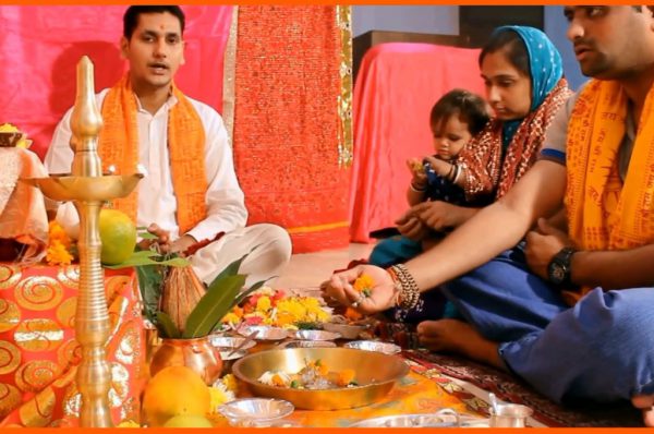दीवाली विशेष : त्योहारों पर धर्म का कब्जा, पूजा के बहाने पंडों की मौज