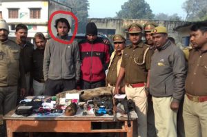 ज्यादा पुरानी बात नहीं है जब महाराष्ट्र के यवतमाल जिले के पांढरकवाड़ा जंगल में खौफ का दूसरा नाम बन चुकी एक बाघिन टी-1 की खोज के लिए मशहूर गोल्फर और डॉग ट्रेनर ज्योति रंधावा को दिल्ली से बुलाया गया था. तब पांढरकवाड़ा के चीफ कन्जर्वेटर ऑफ फॉरेस्ट एके मिश्रा ने बताया था कि उस बाघिन की तलाश के लिए एक खास टीम बनाई गई है जिसे गोल्फर और डॉग ट्रेनर ज्योति रंधावा लीड करेंगे. वैसे, ज्योति रंधावा एक और वजह से भी जाने जाते हैं. वे खूबसूरत हीरोइन चित्रांगदा सिंह के पति भी रह चुके हैं और अब जिन सुर्ख़ियों से चर्चा में हैं उन से उन की इमेज को बड़ा धक्का लगा है. दरअसल, उन्हें शिकार के मामले में एक साथी महेश विराजदार के साथ उत्तर प्रदेश के मोतीपुर रेंज के कतर्नियाघाट इलाके से गिरफ्तार किया गया है. उन दोनों के पास से शिकार में इस्तेमाल किए जाने वाले हथियार, जंगली जानवर की खाल और जंगली मुर्गा भी बरामद हुआ है. दरअसल, कतर्निया जंगल के मोतीपुर वन क्षेत्र की खपरा वन चौकी के नजदीक जंगल के पास जंगल महकमे की एक टीम ने बुधवार, 26 दिसंबर को एक गाड़ी (एचआर 26 डीएन 4299) को जंगल से गुजरते देखा. शक के आधार पर जब जंगल कर्मियों की टीम ने उस गाड़ी की तलाशी ली तो उस में 2 शिकारियों को असलहा व जंगली जानवरों की खाल के साथ दबोचा गया. पूछताछ में उन दोनों संदिग्धों की पहचान गोल्फर ज्योति सिंह रंधावा और आर्मी में कैप्टन रह चुके महेश विराजदार के रूप में हुई. गाड़ी की जांच करने पर उस में से सूअर की खाल, एक मरा हुआ जंगली मुर्गा, .22 राइफल ब्लेसर जर्मनी, 3 खाली कारतूस, 80 जिंदा कारतूस, एक मैगजीन, बैनाकूलर एचडी दूरबीन, रेंज फाइंडर, 2 मोबाइल सर्चलाइट टॉर्च व 36,200 रूपए बरामद किए गए. किसी इंटरनैशनल लैवल के खिलाड़ी का इस तरह की गैरकानूनी हरकतों में शामिल होना खेल जगत को भी शर्मिंदा करता है. ऐसा नहीं है कि ज्योति रंधावा किसी गरीब परिवार से हैं और किसी मजबूरी के तहत इस तरह के कामों को अंजाम दे रहे हैं, बल्कि यह एक हाईप्रोफाइल मामला है जिस की तह में जा कर ही पता चलेगा कि इस खेल का असली खिलाड़ी कौन है.