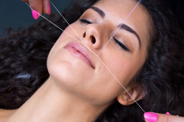 जब अपर लिप्स पर दिखने लगें हरे बाल, तो करें यह काम