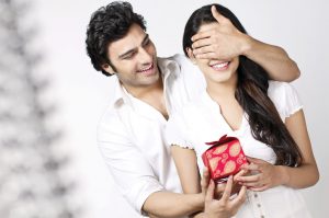 gift-couple-romance