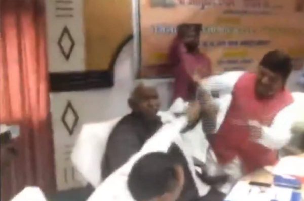 भाजपा सांसद-विधायक में जूते-थप्पड़