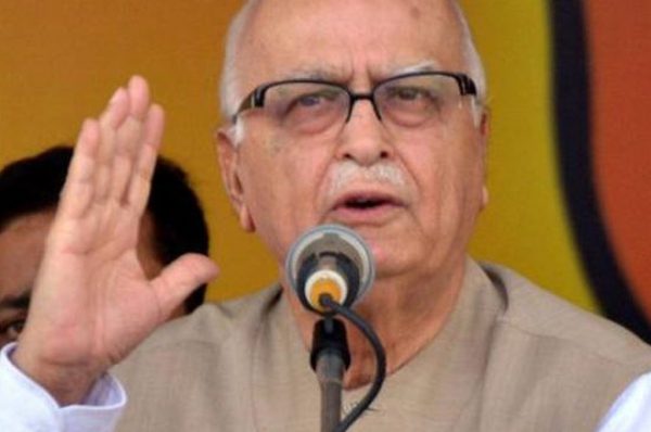 नरेंद्र मोदी से खौफ खाते हैं लालकृष्ण आडवाणी