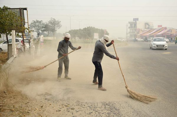 स्मार्ट घड़ी पहन कर परेशान हुए सफाई कर्मचारी