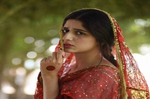 कितनी खुश है आज औरत जेवरों-कपड़ों तले…
