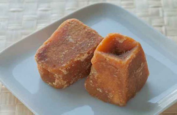 jaggery-on-plate-hl