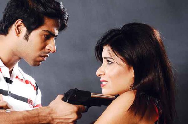 गांव के बाहर खेत में दिखीं दो लाशें