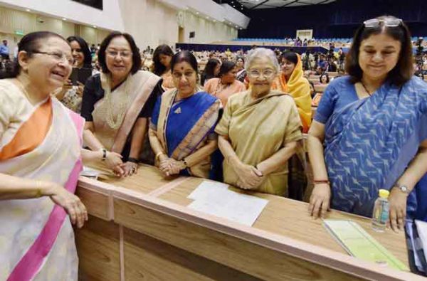 जानें, क्यों पिछड़ रही है आधी आबादी