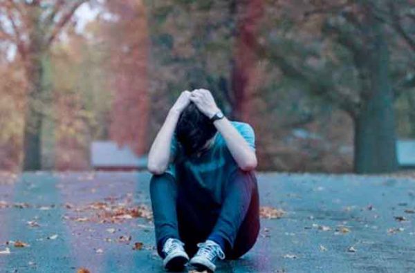मैं 24 साल का हूं लेकिन 34 साल की औरत से प्यार करता हूं, मुझे क्या करना चाहिए ?