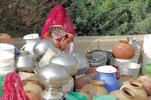 पानी से कमाई कर रही हैं स्वयंसेवी संस्थाएं