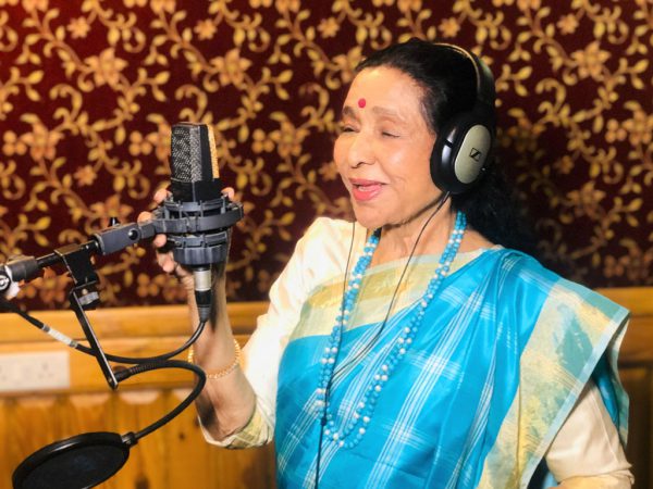 नातिन को लेकर बोलीं आशा भोंसले, ‘घर आते ही मेरी दादी बन जाती है’