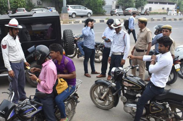 नया ट्रैफिक कानून: दुनिया का सबसे बड़ा मजाक