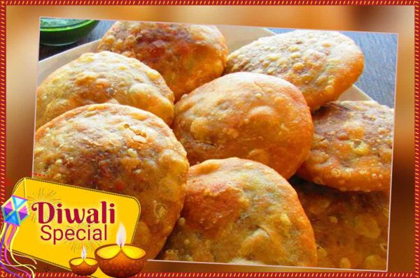 दीवाली 2019: ऐसे बनाएं बनाना कचौड़ी