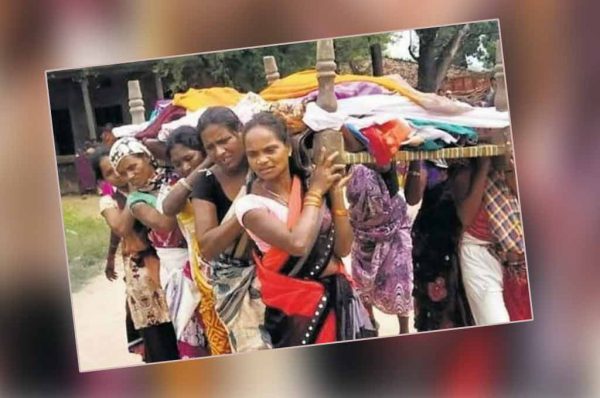 मृत महिला से पुरुष भयभीत, महिलाओं ने दिया कंधा!