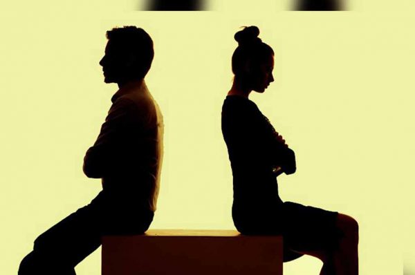 भूलकर भी रिलेशनशिप में रेड फ्लैग्स न करें इग्नोर