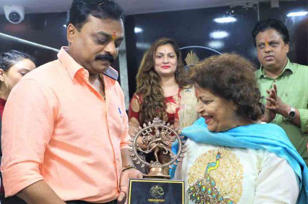 सिने डांसर्स एसोसिएशन की ब्रांड एंबेसडर सरोज खान सिने डांसर्स की बालिकाओं के लिए मुफ्त शिक्षा लागू करेंगी!