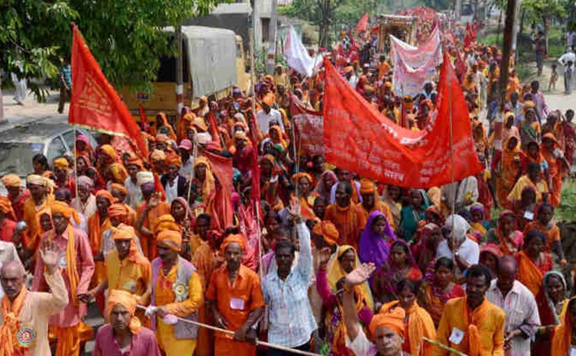 धार्मिक घोषणाओं के सैलाब में बहता मध्यप्रदेश