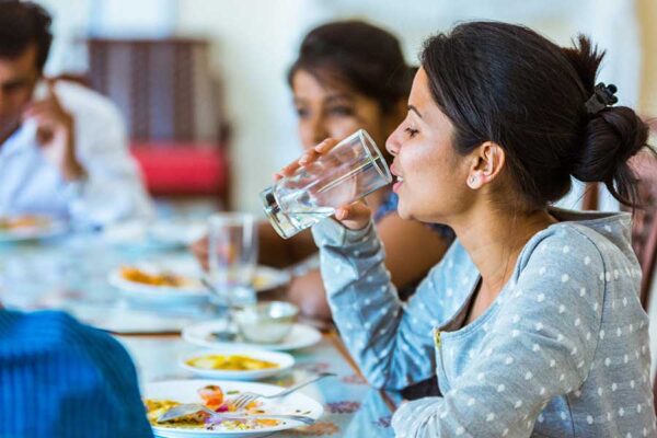 खाने के साथ पीते हैं पानी तो हो जाएं सावधान