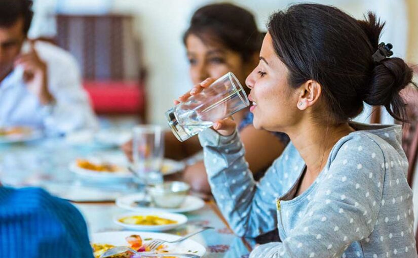 खाने के साथ पीते हैं पानी तो हो जाएं सावधान
