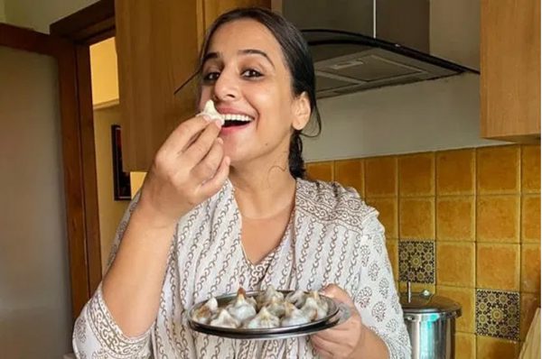 लॉकडाउन में विद्या बालन ने शेयर किया कुकिंग वीडियो, बनाए मोदक