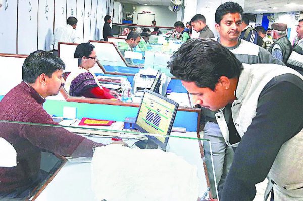 नौकरियों के लिए सवा करोड़ आवेदन आखिर हुए क्यों?