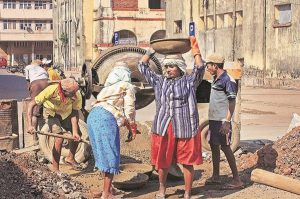 एक राज्य से दूसरे राज्य की यात्रा: आसमान से गिरे खजूर पर लटके