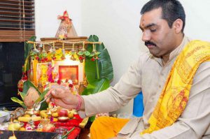 pandit-in-mandir