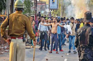 बातचीत  ‘‘पुलिस ने दंगाइयों जैसा व्यवहार किया’’