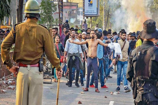 बातचीत  ‘‘पुलिस ने दंगाइयों जैसा व्यवहार किया’’