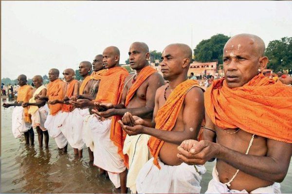 पंडे पुजारियों को क्यों चाहिए मुफ्त का पैसा?